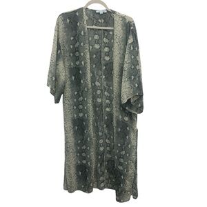 Trendy She + Sky Gray and Cream Patterned Kimono Snakeskin